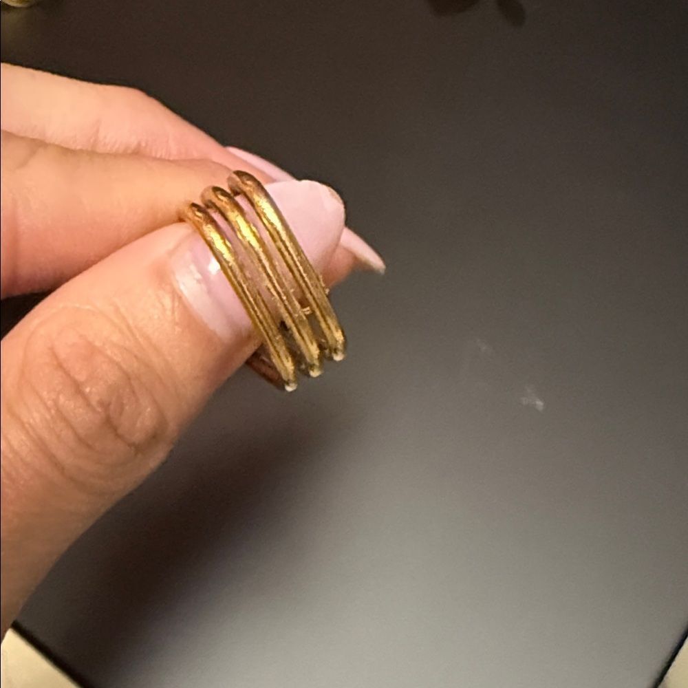 Elegant Gold Ring with Clear Stones - Costume Jewelry Ring - LIKE NEW - Picture 4 of 6